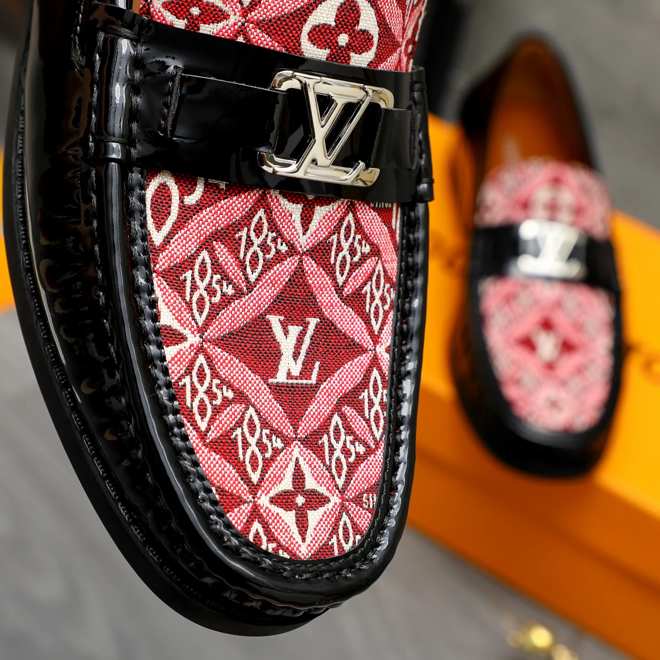 Men's shoes 💰400 Product trademark: LV "Louis Vuitton" casual slip-on shoes Regular size: 38-45 (45 is custom-made and non-returnable) Product material: Selected breathable fabric spliced ​​patent cowhide upper, cowhide lining, rubber outsole